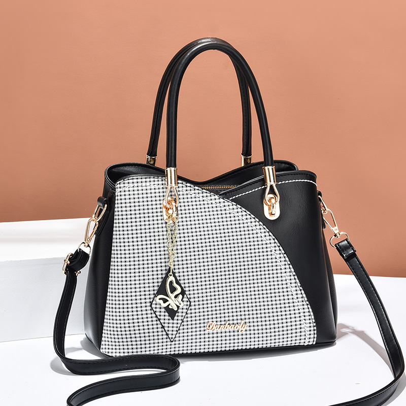 The 2022 new stylish and versatile multi-color women's crossbody single-shoulder bag with a large capacity for carrying full figure