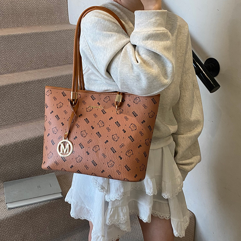 Fashionable and stylish printed large-capacity tote bag for women 2025 new style, high-end underarm bag, trendy and versatile single-shoulder bag Application Scenario