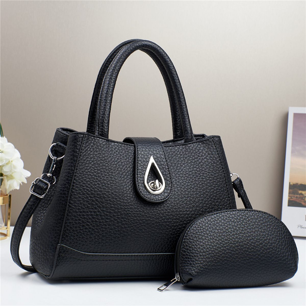 The 2024 summer collection of grand crossbody single-shoulder bags from the manufacturer offers a new large-capacity bag for direct mail to foreign trade. It's a trend of simplicity and fashion for ladies full figure