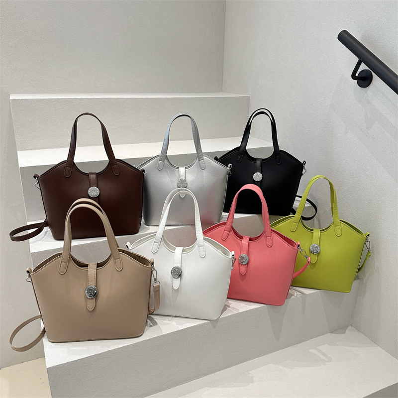 A retro and niche design basket handbag for women, a new simple silk scarf commuting large-capacity single-shoulder crossbody bag Application Scenario