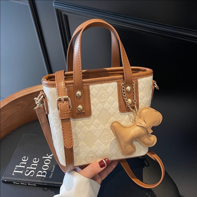 The 2025 new trendy, versatile and high-end hand-held bucket bag is a fashionable diamond-shaped single-shoulder crossbody bag for high school girls full figure