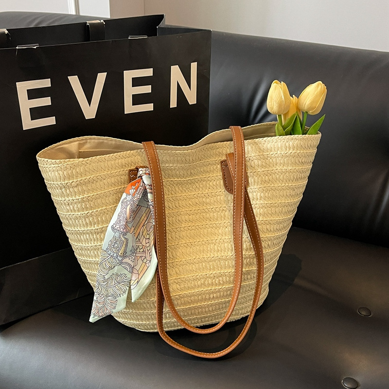 Straw woven bag for women, large capacity 2025 new style vacation beach bag, woven bucket bag, vegetable basket, commuting tote bag, trendy Application Scenario