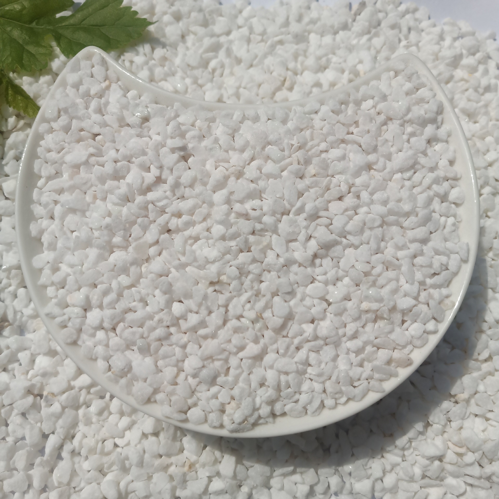 White crushed stone from the origin for dry landscape landscaping, courtyard laying, and fish tank base laying. White crushed stone in stock Specification drawing