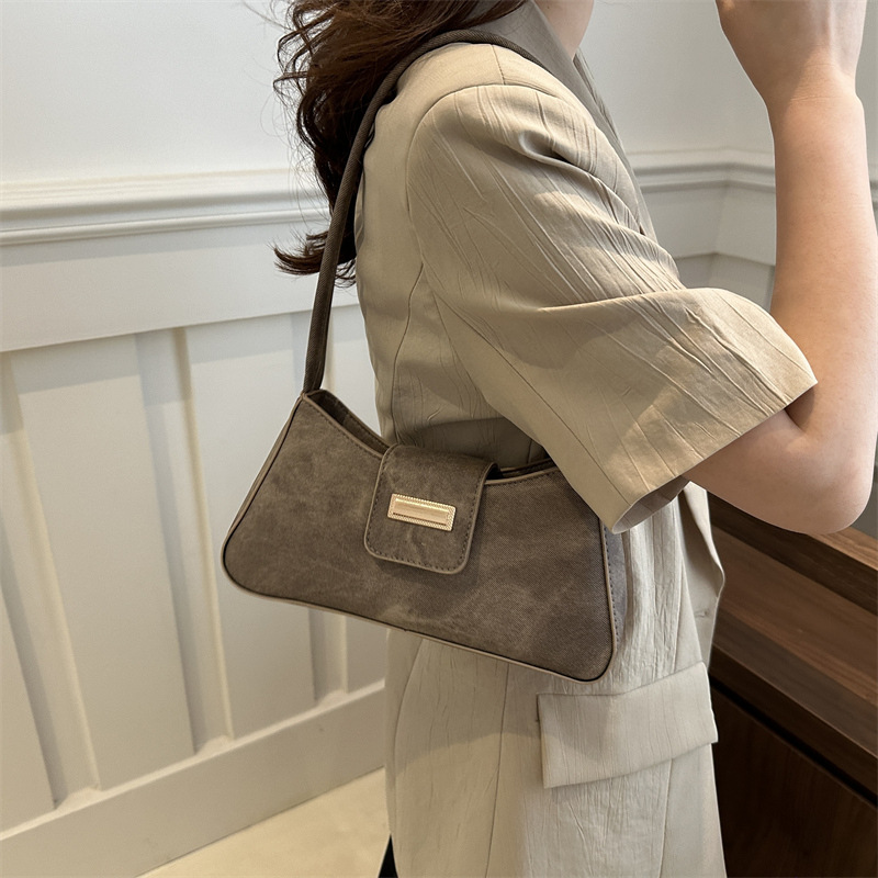 A stylish and high-quality French niche bag, a new 2024 women's bag in solid color, a popular crossbody single-shoulder underarm baguette bag details Picture
