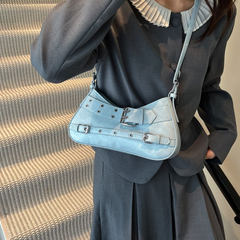 Cross-border niche retro hot girl style rivet single-shoulder underarm bag for women 2025 new casual and versatile commuter crossbody bag Application Scenario