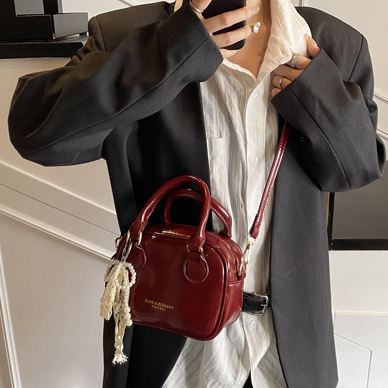 A niche and simple hand-held pillow bag for women, 2025 new Korean style, trendy and fashionable single-shoulder bag, versatile and simple crossbody bag Application Scenario