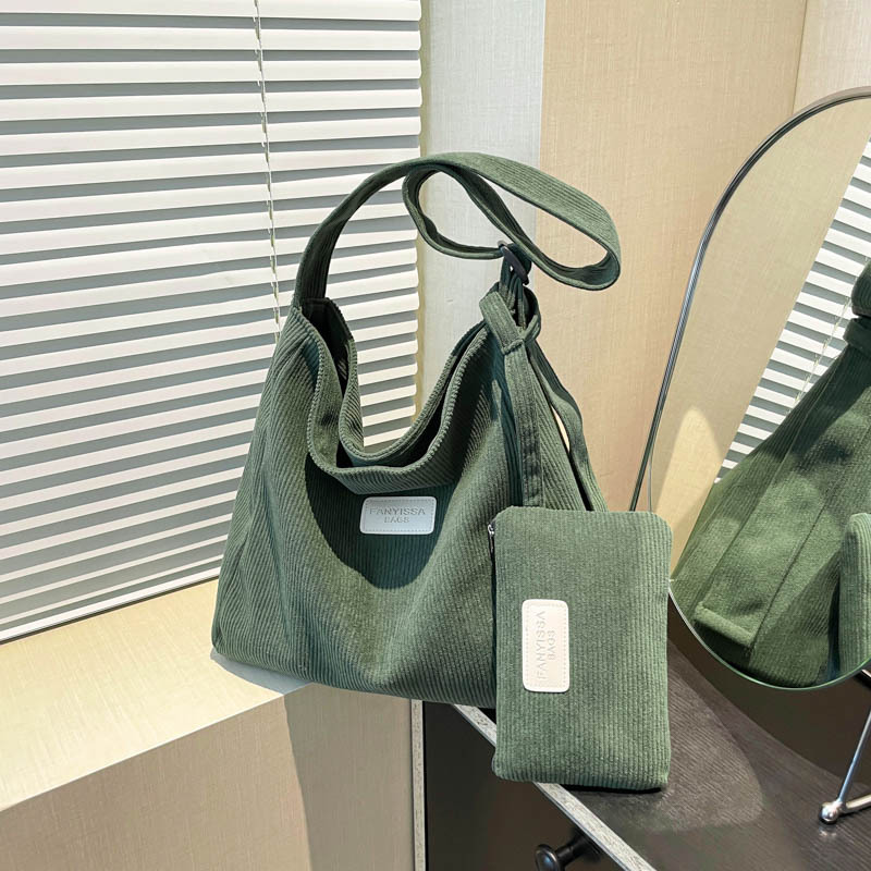 This year, the versatile corduroy large-capacity single-shoulder bag, the niche design of the commuter crossbody bag, and the corduroy tote bag are all the rage full figure