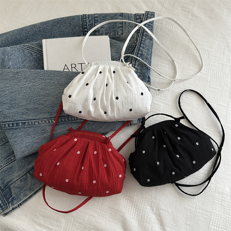 Casual and simple 2025 Spring New Style, niche design, fashionable and trendy bucket bag, women's large-capacity single-shoulder lapel bag Application Scenario