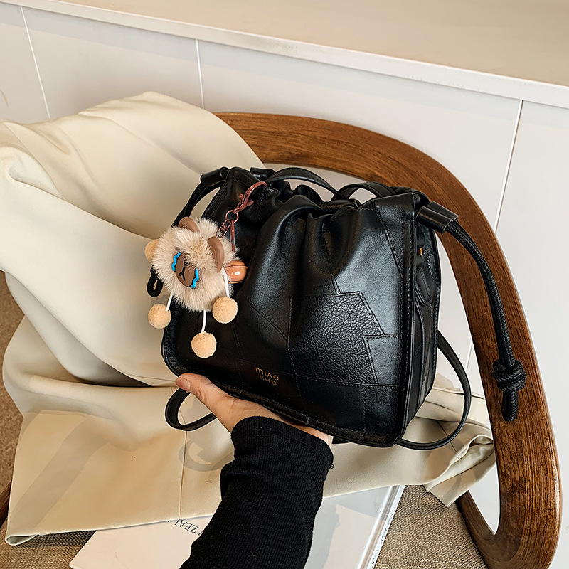 Retro and fashionable drawstring bucket bag for women, 2024 new style, simple and casual, versatile shoulder bag, high-end quality crossbody bag details Picture