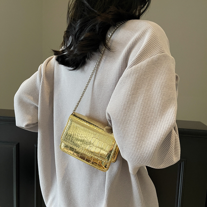 Fashionable and simple women's chain trendy small square bag 2025 summer casual crossbody bag New stylish single-shoulder bag details Picture