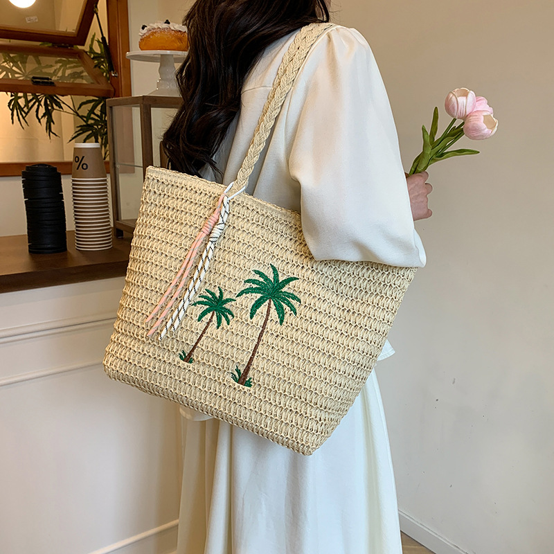 The 2025 summer new Korean-style ins beach vacation tote bag is a simple and casual large-capacity woven single-shoulder bag Application Scenario
