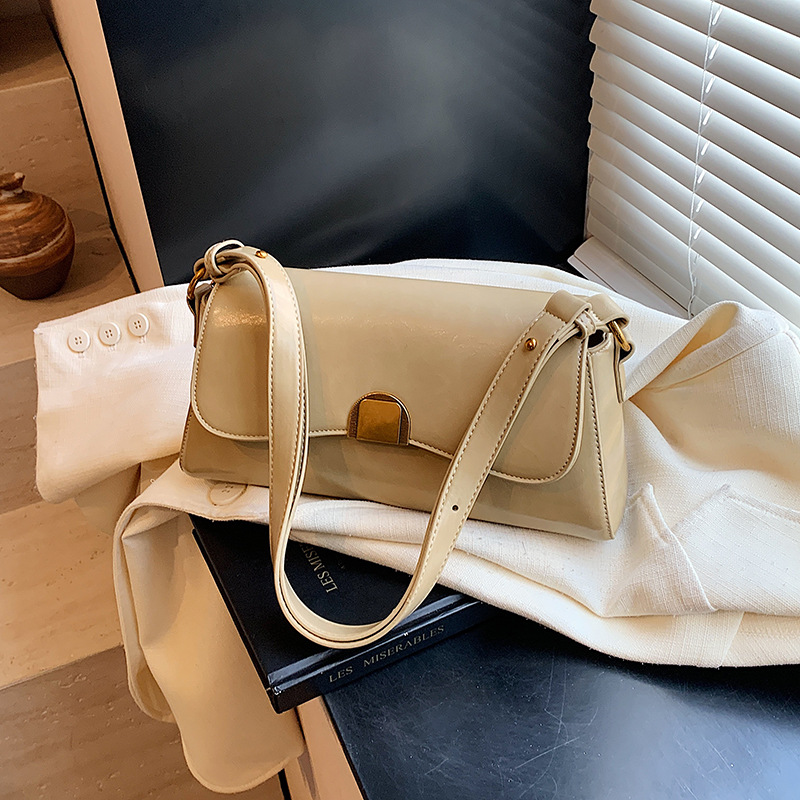 The new 2024 trendy underarm bag for women, the Maillard single-shoulder bag, is a high-end, simple and stylish small square bag for commuting details Picture