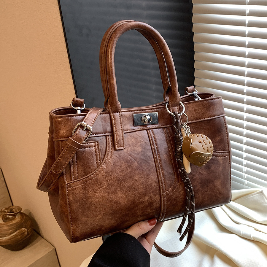 A light luxury retro large-capacity tote bag with a sense of sophistication for women, a niche kerry bag, a shoulder bag, a crossbody bag, and a large commuting bag full figure