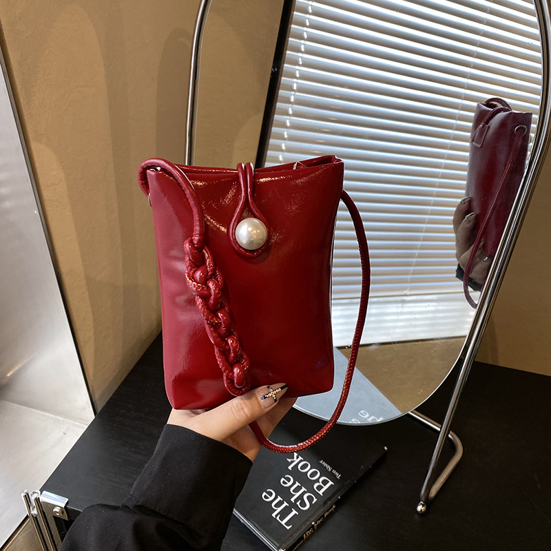 A simple and niche design mini women's bag for the summer of 2025, a fashionable, versatile and stylish single-shoulder crossbody phone bag full figure