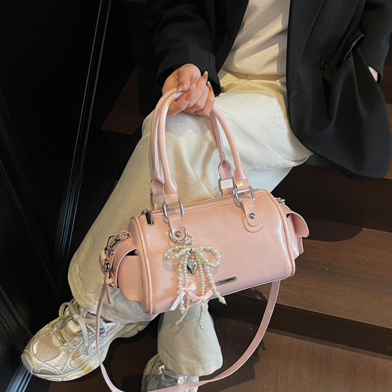 A stylish and light luxury soft leather solid color Boston handbag for women, a new 2025 high-end commuter single-shoulder crossbody bag Application Scenario