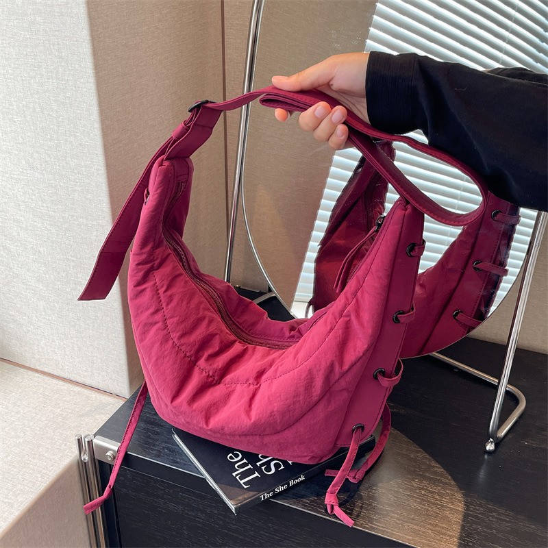 Casual and versatile ins fashion small bag for women, 2025 new trendy crossbody bag made of nylon fabric, single-shoulder dumpling bag details Picture