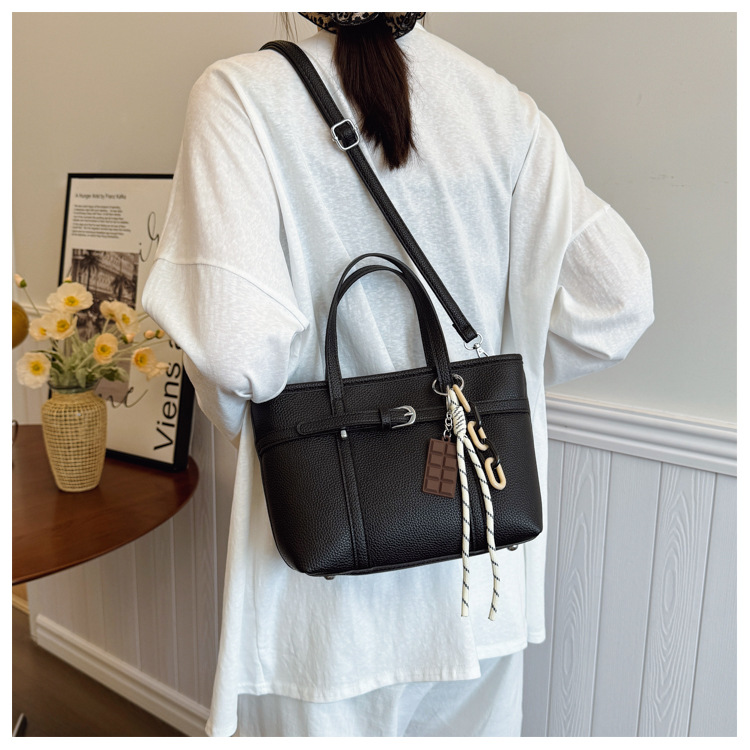 Retro and high-end large-capacity bucket bag for women, 2025 new style fashionable and trendy crossbody bag, versatile commuting single-shoulder bag Application Scenario