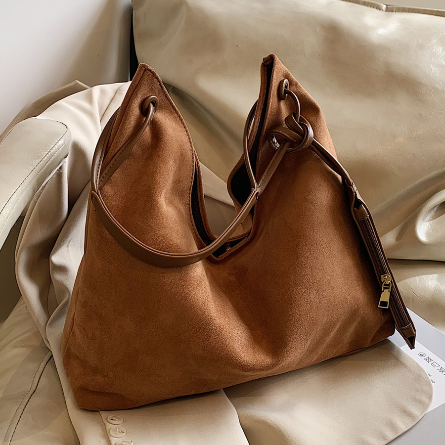The new 2024 women's commuter large bag with a high-end feel, Maillard single-shoulder bag, large capacity, trendy and versatile tote bag full figure