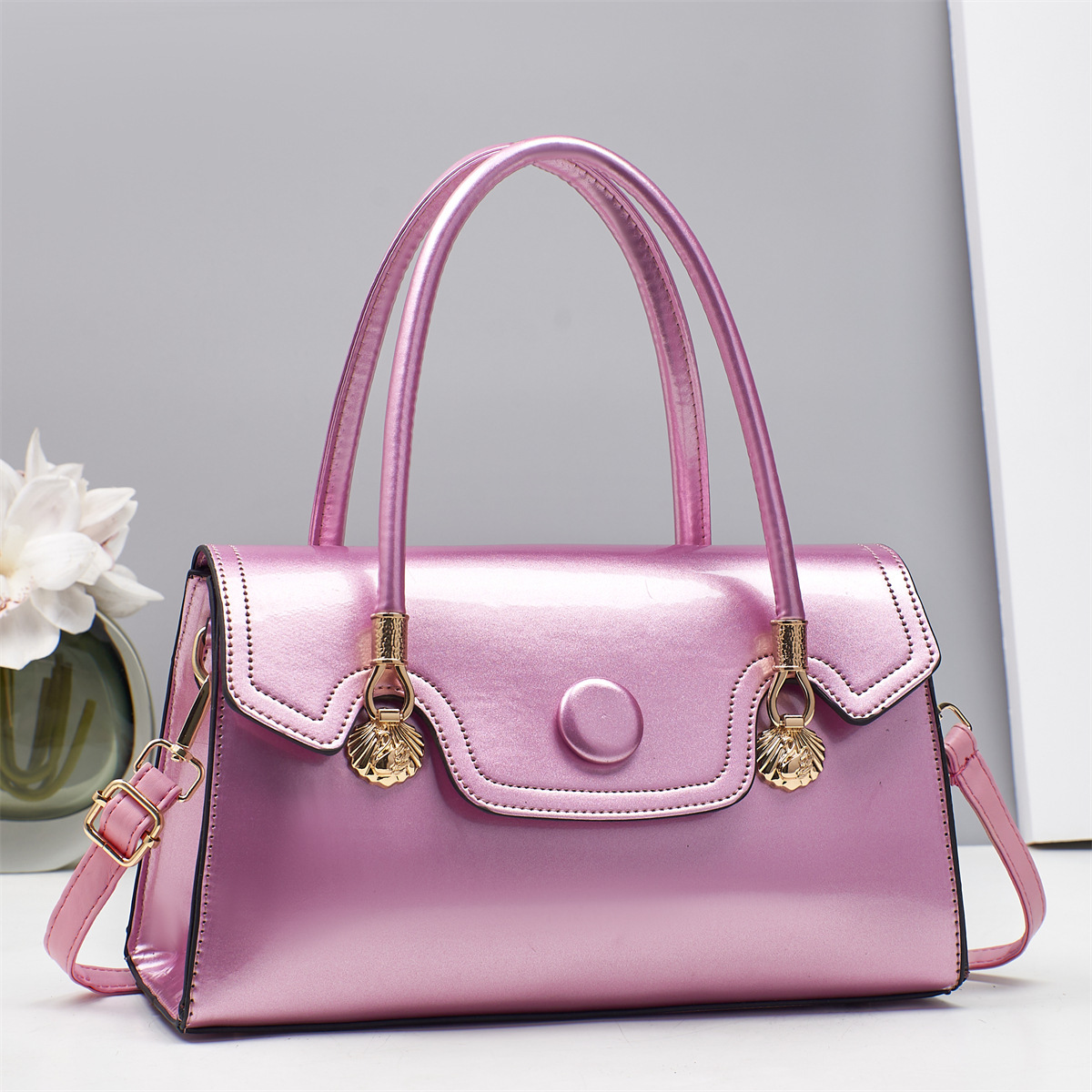The 2025 new style of mirror-finished patent leather women's handbag from Europe and America, a high-end and light luxury cross-border women's bag details Picture