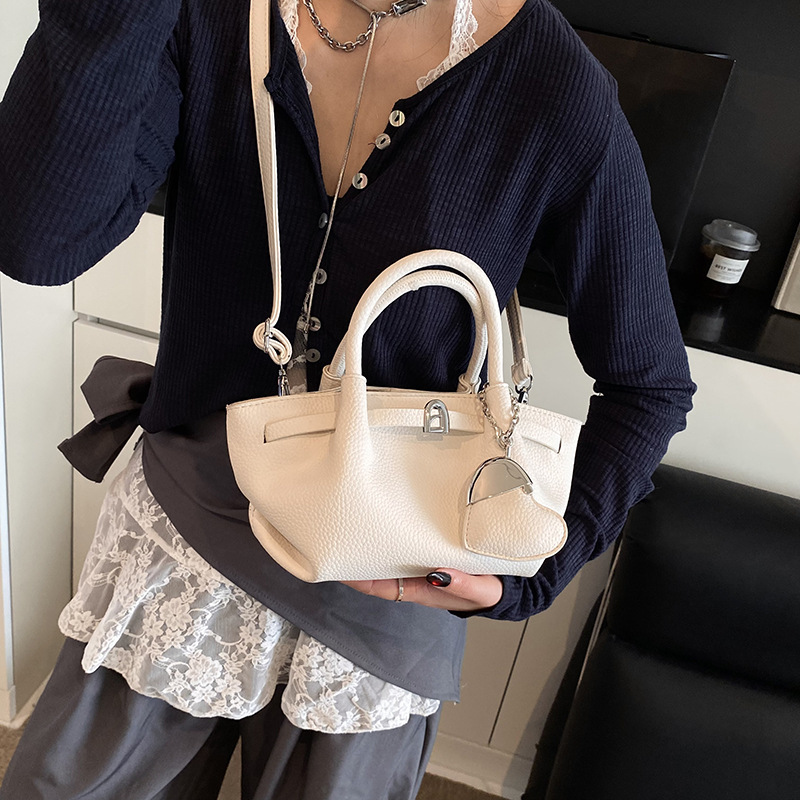 Cross-border retro pleated simple handbag for women, 2025 new Korean style casual commuting bag, fashionable crossbody tote bag Application Scenario