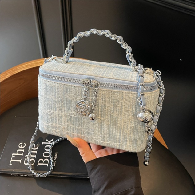 High-end texture handbag, versatile box bag, women's bag, stylish chain crossbody bag, trendy, casual and fashionable single-shoulder bag full figure