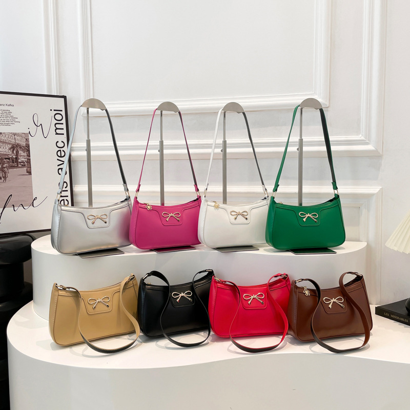 Trendy and versatile underarm bag for women 2025, a new cross-border fashion hand-held shoulder bag, a stylish crossbody bag for women Application Scenario
