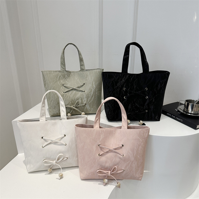 Fashionable bow large-capacity tote bag for women, new autumn 2024 collection, simple and casual single-shoulder bag, commuter underarm bag Application Scenario