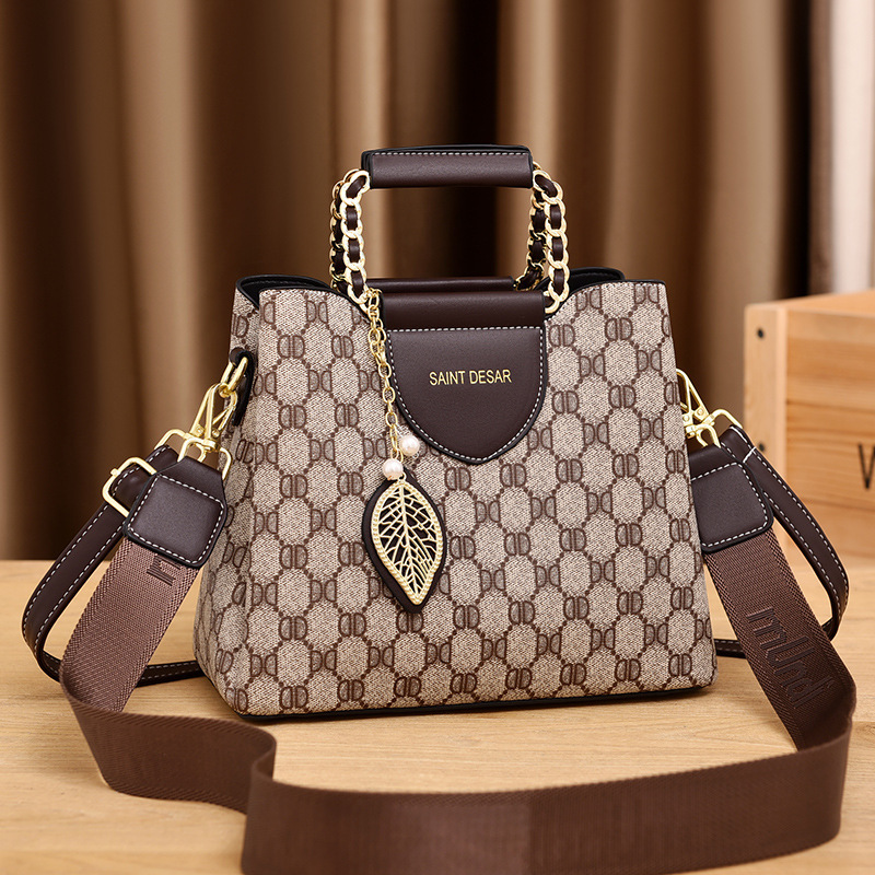 New cross-border trendy and high-end women's handbags, fashionable printed handbags, women's bags, crossbody bags, large-capacity bucket bags Application Scenario