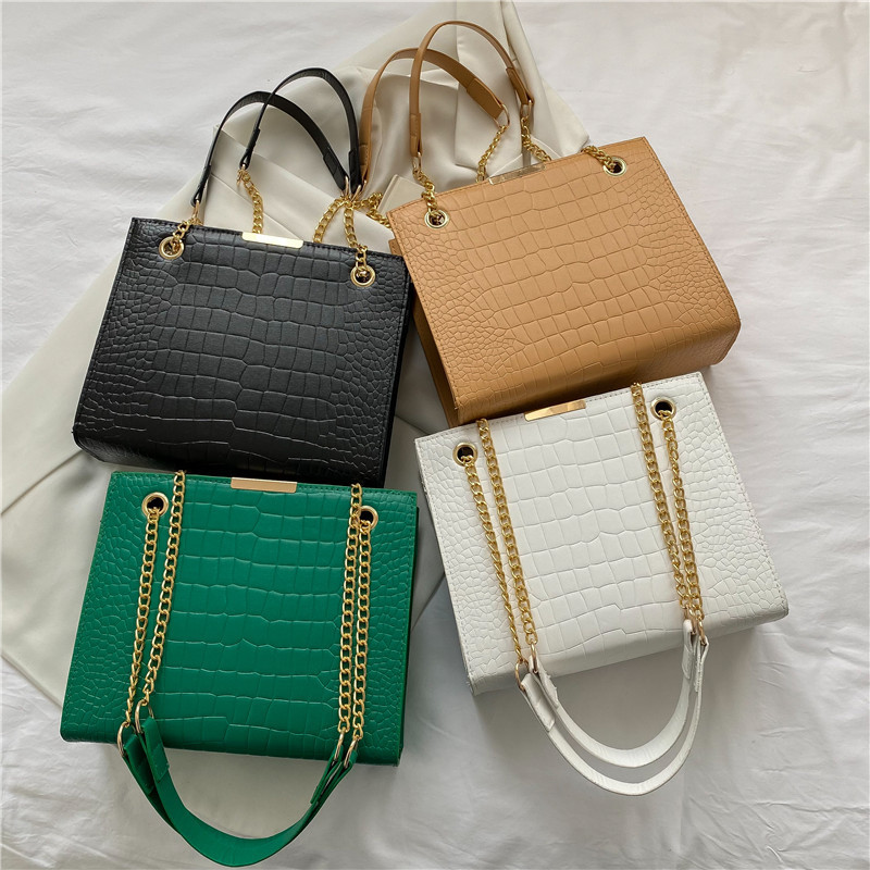 A trendy and stylish single-shoulder bag for women in 2022, with a solid color and casual chain, and a large crossbody bag full figure