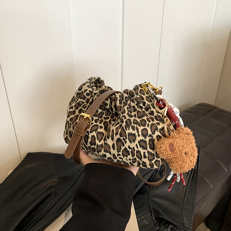 Laid-back leopard print women's 2024 new large-capacity single-shoulder bag, commuter crossbody bag, simple and fashionable bucket bag details Picture