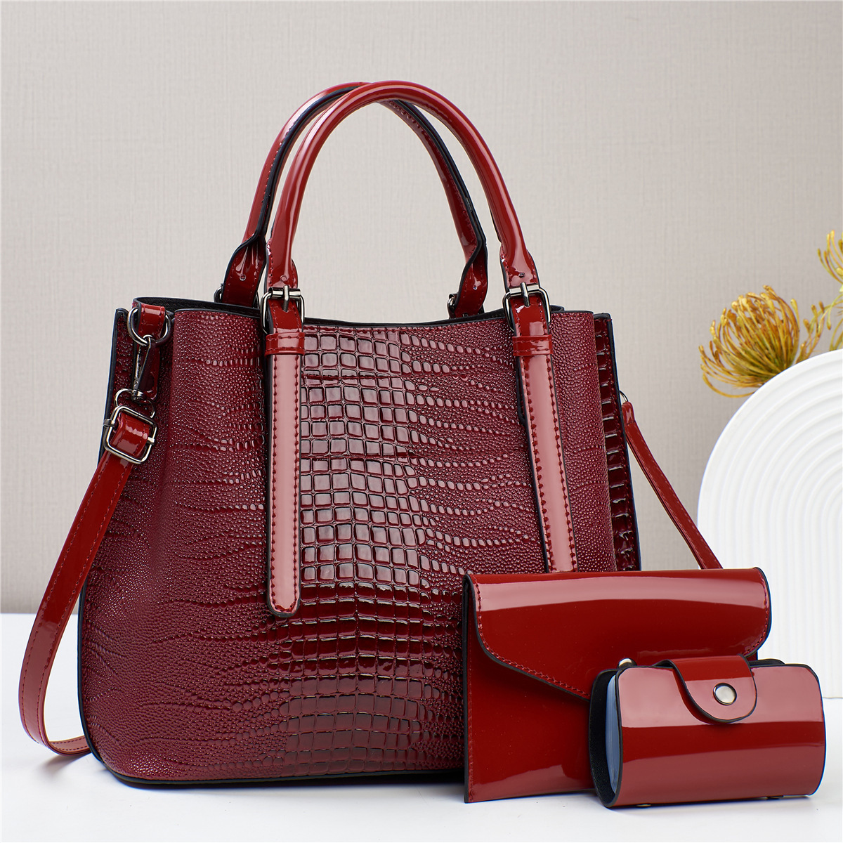 The 2023 new three-piece set of lizard-patterned large-capacity mother-and-child bag is fashionable and elegant. It is a simple single-shoulder crossbody handbag full figure