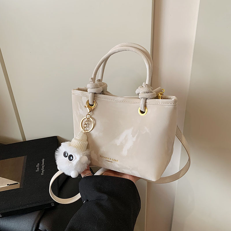 A high-end and niche design bag for women, a new trendy and fashionable single-shoulder crossbody bag for women in 2025, and a hand-held bucket bag for women Specification drawing
