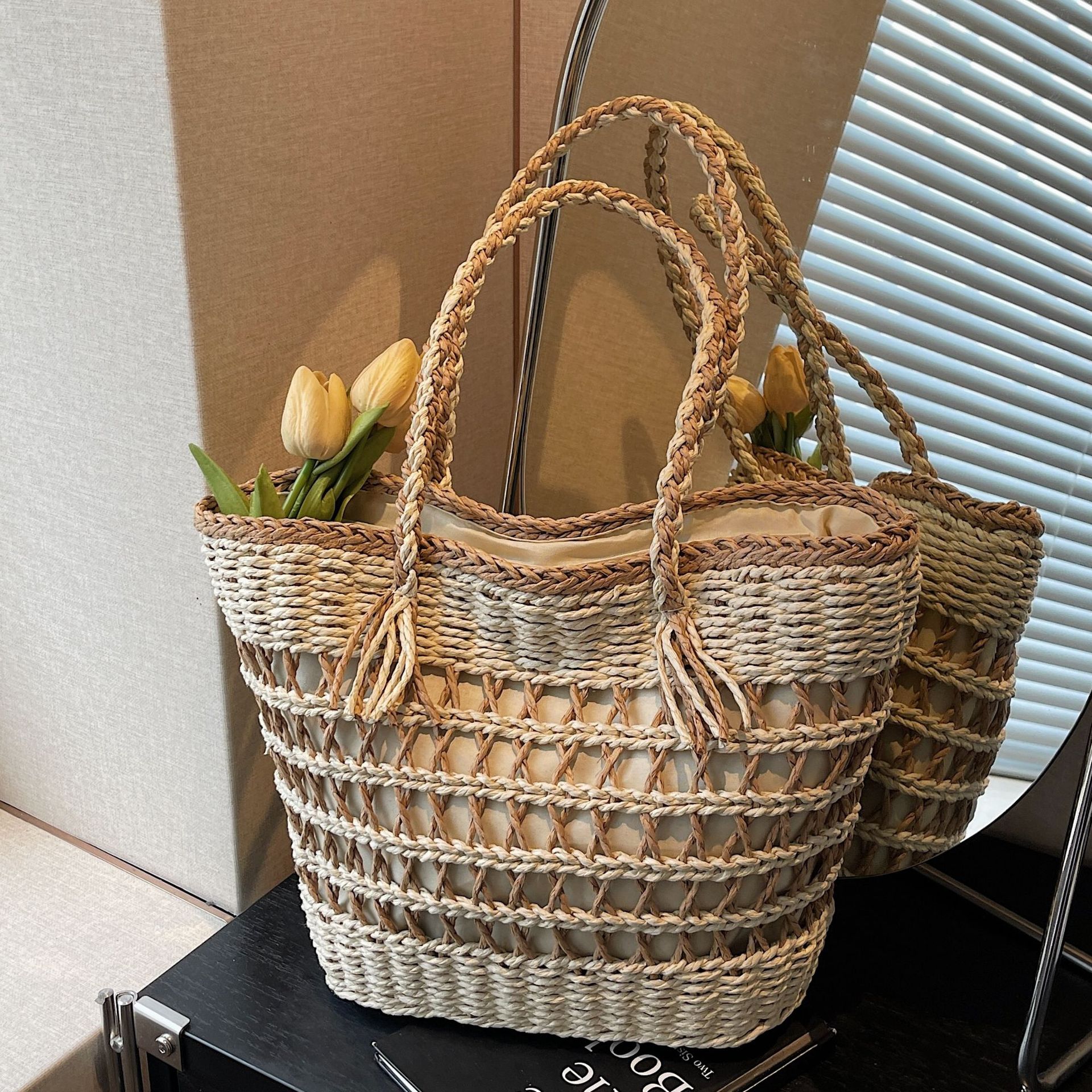 Hand-woven straw single-shoulder large bag, versatile large capacity tote bag, 2025 new style hollowed-out summer beach bag for women Application Scenario