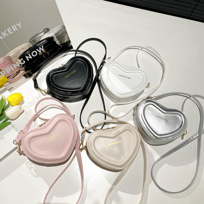 The new Korean version of the women's heart-shaped single-shoulder bag features a unique design and a high-end underarm bag. It is a niche PU fashionable crossbody bag for women Application Scenario