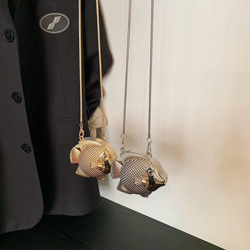 Mini metal crossbody bag for women, 2025 new style, European and American fashion, small fish-shaped red envelope, cute and versatile chain bag Application Scenario