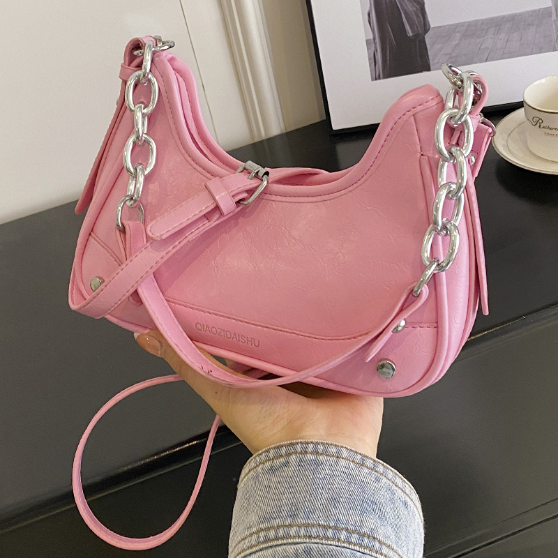 The new underarm bag for women in the summer of 2025 features a high-end, fashionable and niche design. It is a best-selling chain crossbody bag full figure