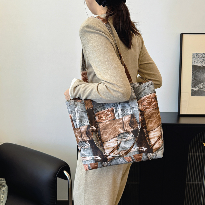 The 2024 new retro patchwork tote bag features a large capacity, a niche and high-end female design, and is a hand-held shoulder bag for college students attending classes Specification drawing