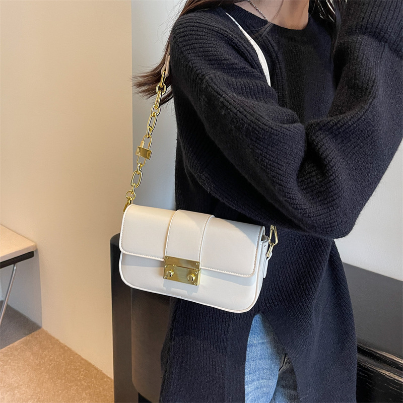 Korean-style fashionable and elegant small square bag, underarm bag, 2023 autumn/winter new versatile women's single-shoulder bag, crossbody bag Application Scenario