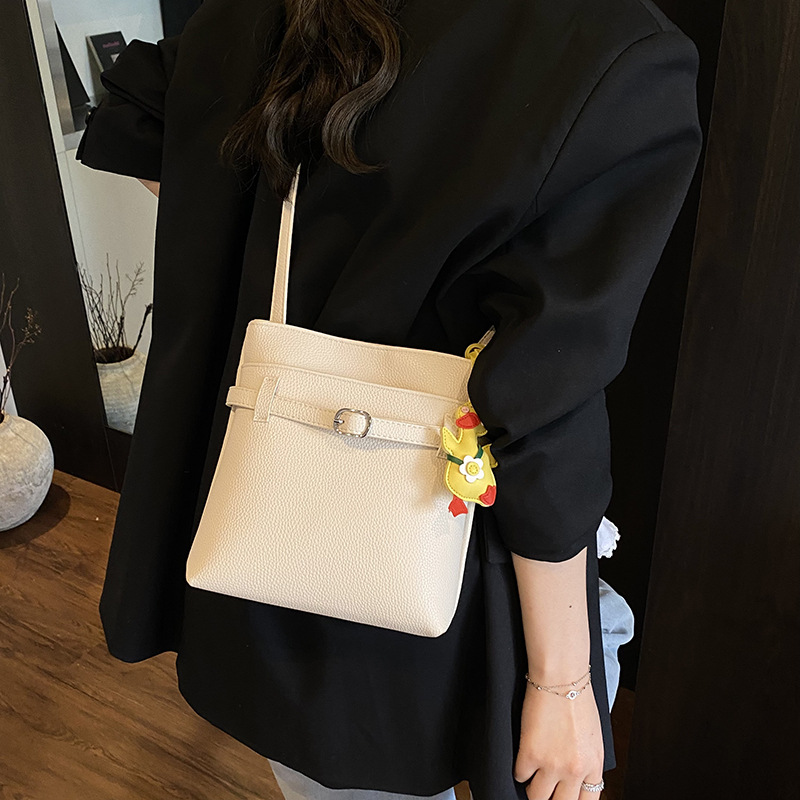 A high-end, stylish, and stylish small square bag with lychee pattern for women, a new 2025 fashion trend, versatile and simple single-shoulder crossbody bag details Picture
