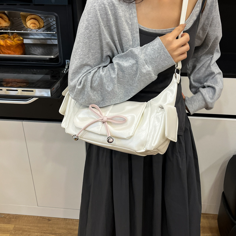 A niche and fashionable underarm bag for women in the summer of 2025, featuring a simple pleated single-shoulder bag and a sweet bow crossbody bag Specification drawing