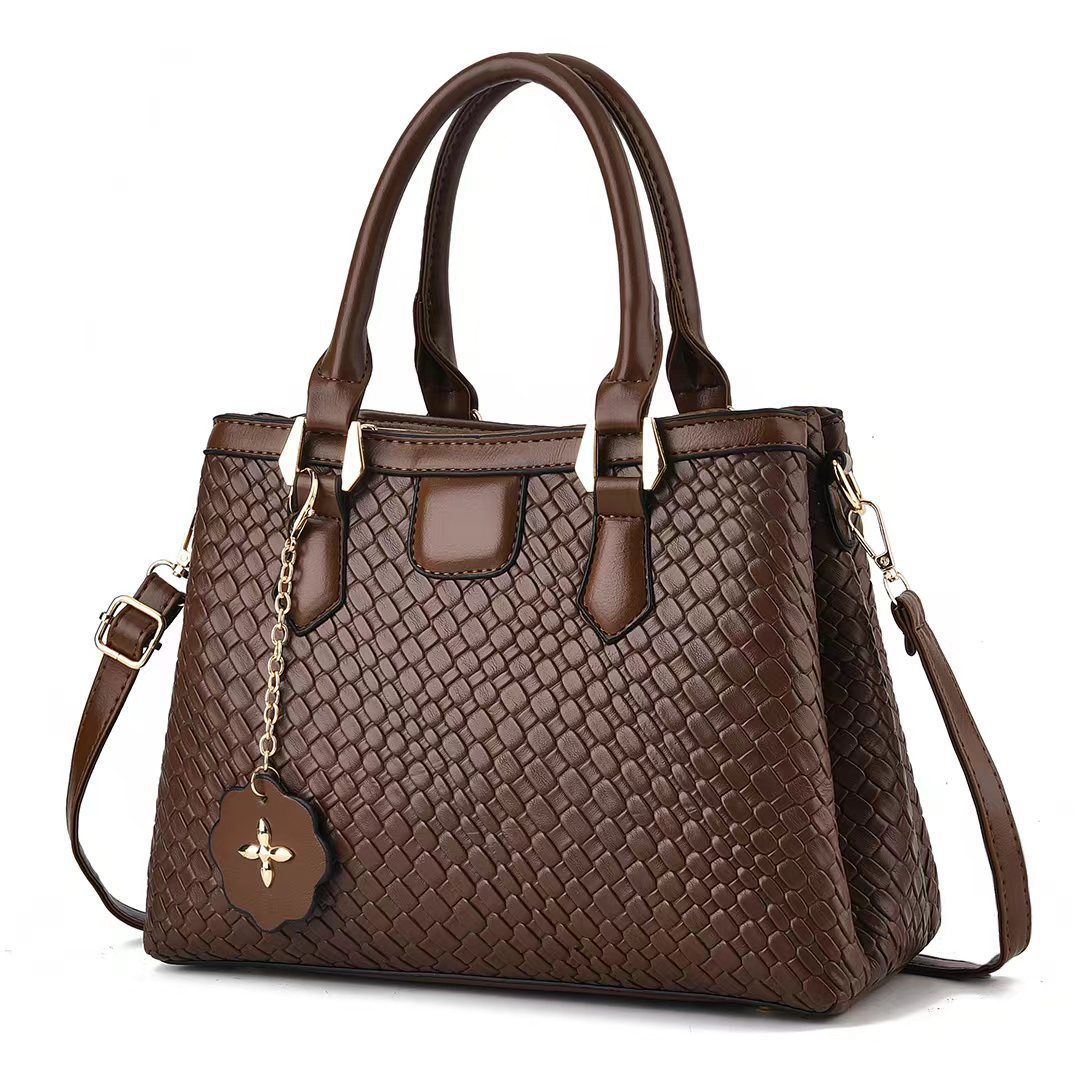 Versatile women's handbag, fashionable large women's bag, new autumn and winter style women's bag, Korean style trendy single-shoulder crossbody bag Application Scenario