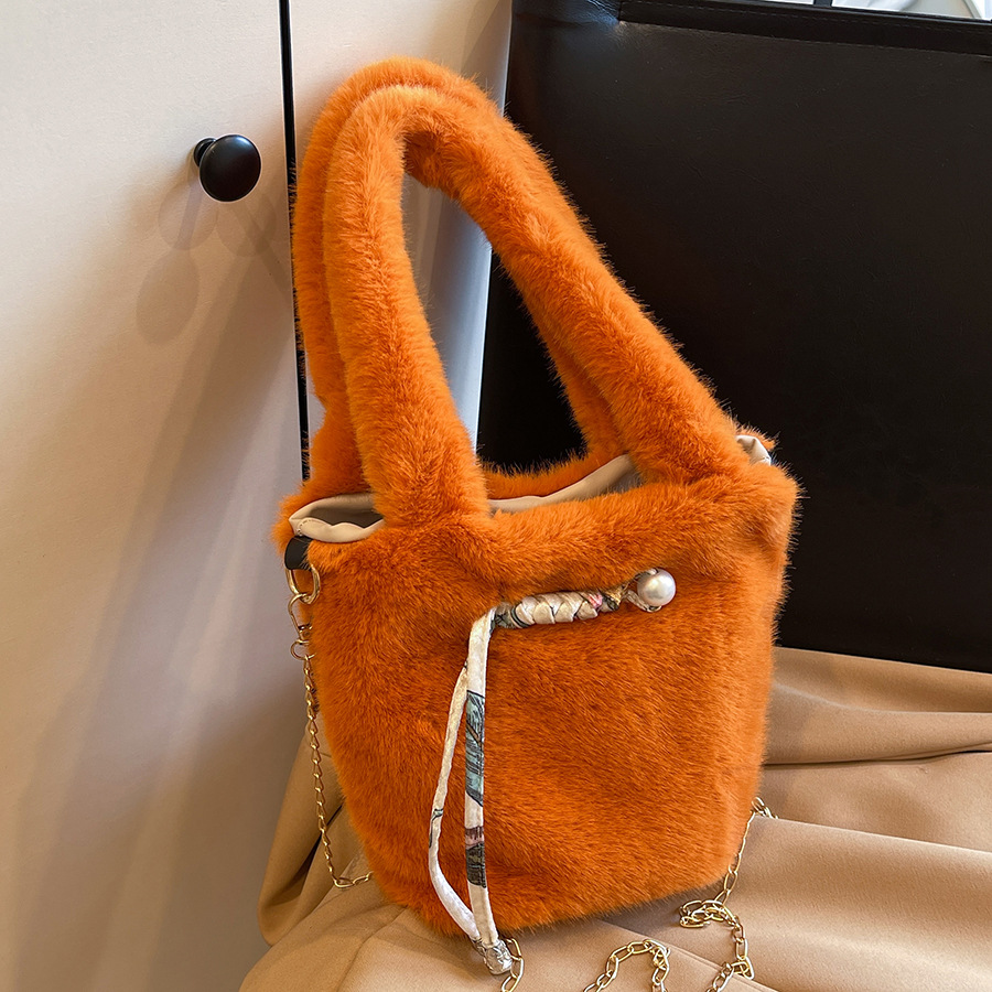 The new plush bag features a fashionable and niche design, a simple single-shoulder bag, and a Korean-style, artistic, retro, casual and versatile crossbody bag full figure