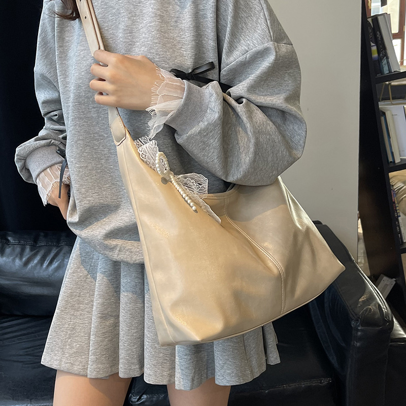 Korean large-capacity underarm bag for women 2025 new style fashionable single-shoulder bag, simple and versatile, popular commuter tote bag Application Scenario