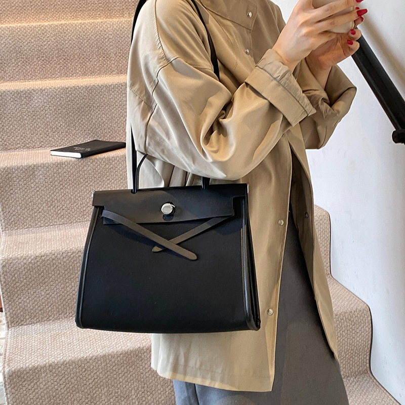 A trendy and high-end matte Kelly bag for women, 2024 new model, large-capacity tote handbag, commuter crossbody bag Application Scenario