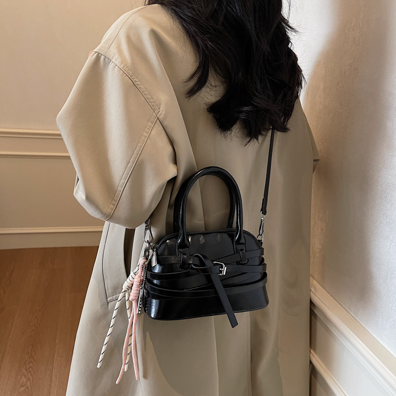 This is a fashionable and niche design handbag for women in 2025. It is a simple, stylish, individual and high-end commuter crossbody bag Application Scenario
