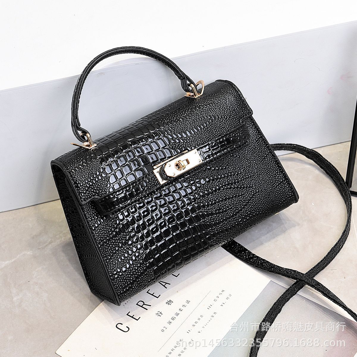 The new Spring/Summer 2023 crocodile-patterned Kelly bag is a French-style lockable handbag that is fashionable and versatile. It is a single-shoulder crossbody bag full figure