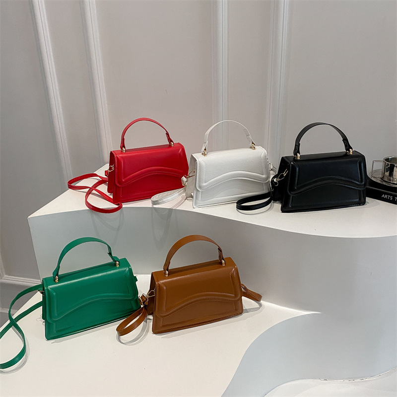 A high-quality, fashionable, ins minimalist style for commuting and casual wear, solid color, unique 2025 new handbag, a niche crossbody bag for women Application Scenario
