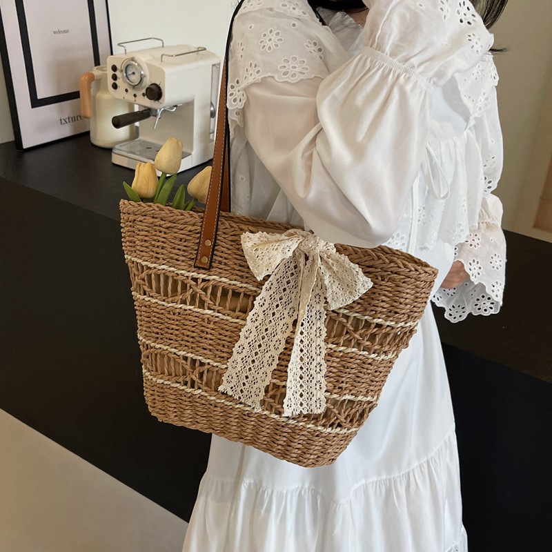 Large-capacity straw woven bag for women, 2025 new summer fashion basket bag, beach woven single-shoulder tote bag Application Scenario