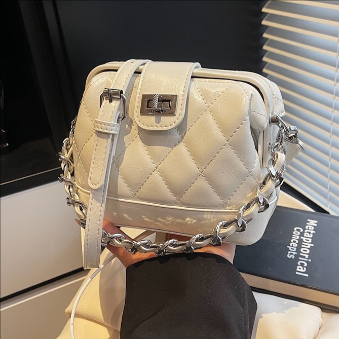 2025 New diamond-shaped chain handbag for women, a retro oil-wax leather single-shoulder pillow bag, a fashionable and versatile crossbody bag full figure