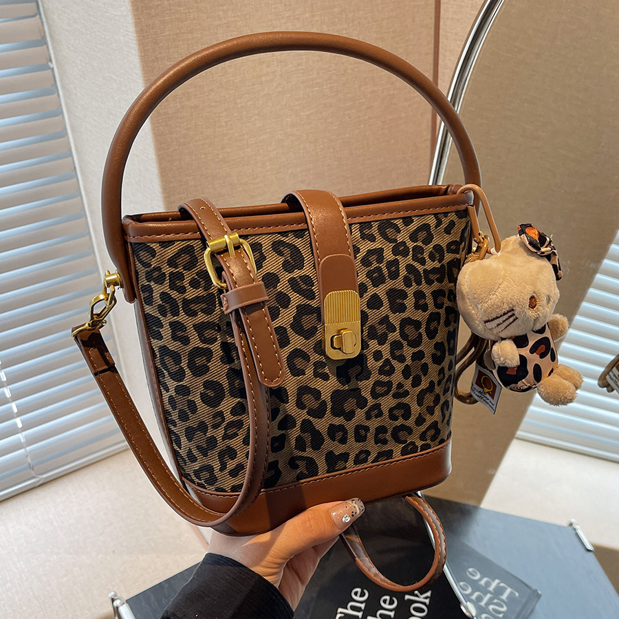 Leopard print niche crossbody bag, casual hand-held bucket bag, popular bags this year, new fashion single-shoulder bag for women in 2024 full figure